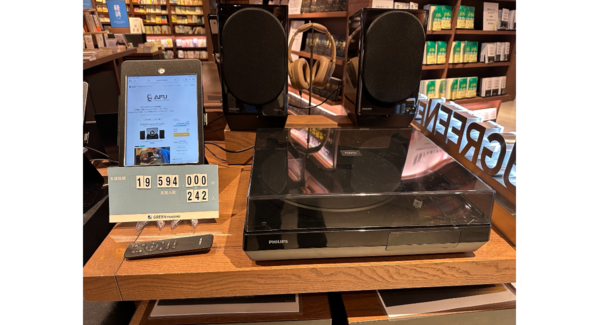 梅田 蔦屋書店、SHIBUYA TSUTAYAにてクラウドファンディング中のPHILIPSレコードプレーヤーFT1、アクティブスピーカーFA3を期間限定展示中。