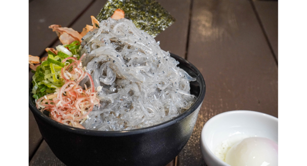 【超稀少!淡路島の春の“とろける”味覚が今年、初解禁ニジゲンノモリのレストラン「モリノテラス」季節限定メニュー「淡路生しらすTKG」&「3倍盛り!生しらす丼」