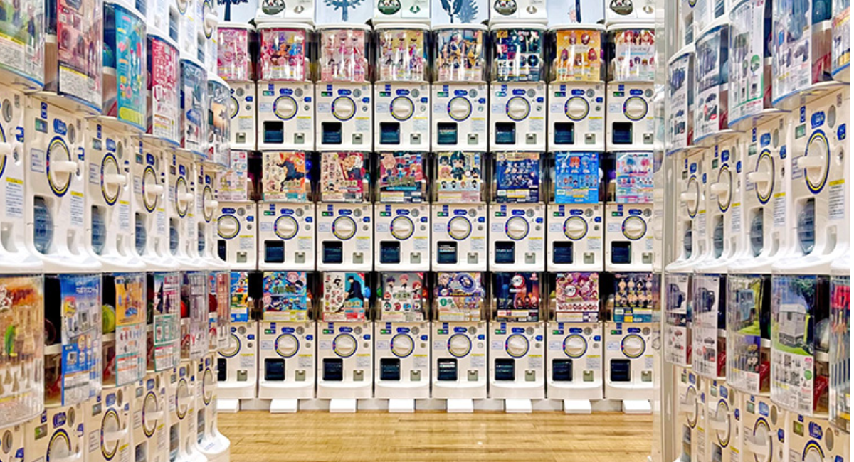 イオンモール高岡「ガチャガチャの森」移転リニューアルオープンより充実の900台ラインアップへ