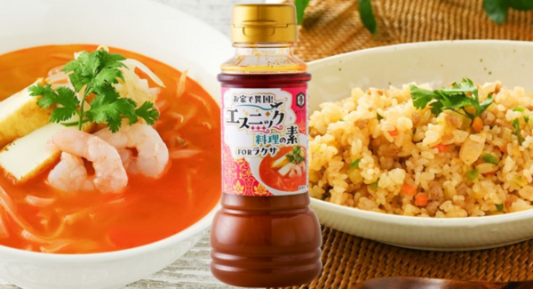 円安でも海外旅行気分。入社5年目の女性社員が創る、旅感覚調味料「お家で異国 エスニック料理の素 FORラクサ」。7/30発売。