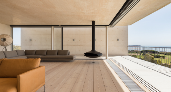 最長11.5m、継ぎ目ゼロの“一枚板”フローリングを本格展開 ― 空間を一体化する特注床材「フルレングスフローリング」 ―