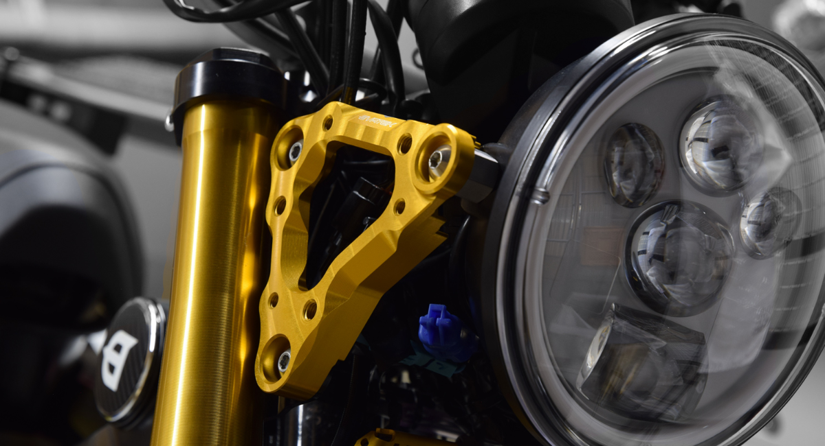 EVATEK CNCヘッドライトステー新発売　拡張性と機能美を両立したアルミ削り出しパーツ、4月出荷予定