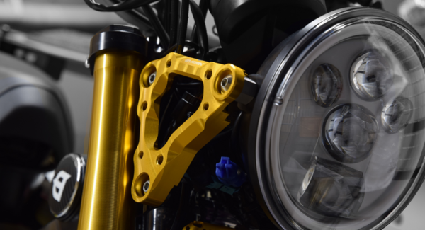 EVATEK CNCヘッドライトステー新発売 拡張性と機能美を両立したアルミ削り出しパーツ、4月出荷予定