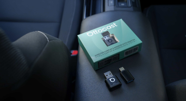 毎日のケーブル接続を解消する「Ottocast Mini Aura」発売|純正CarPlay・Android Autoをワイヤレス化し、乗車後すぐ使える快適な車