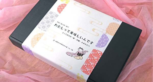 【10月27日発売開始】まるで花魁!? 妖艶に舞う「鮭」のギフト。旬を迎えた「食べごろ」の鮭たちの色香ただようユーモラスなお魚セット『わたしって美味しいんです』