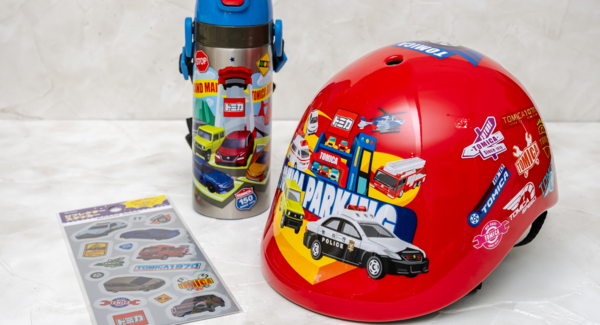 【トミカ プラレール】持ち物に貼って光に反射!暗い道での安全をサポートする「リフレクターステッカー」が登場