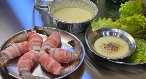 プリプリでジューシーなエビに、豚バラ肉を巻いて焼き上げる!韓国焼肉専門店「ミリネヤンコプチャン 赤羽店」が、10月15日より新商品「エビギョプサル」を提供開始