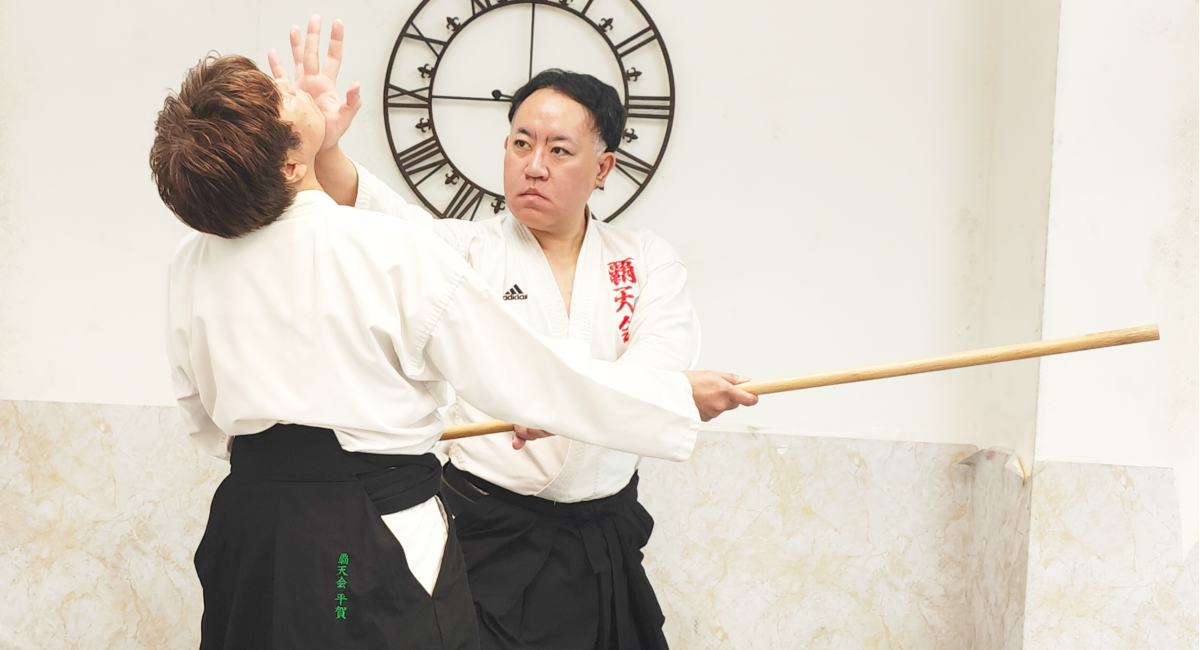 【武器術体系を公開】合気道覇天会・藤崎天敬師範が研究・体系化する「合気道の理合と護身術を学ぶ武器術」― 短刀型五本・武器取り体系を公式サイトで公開